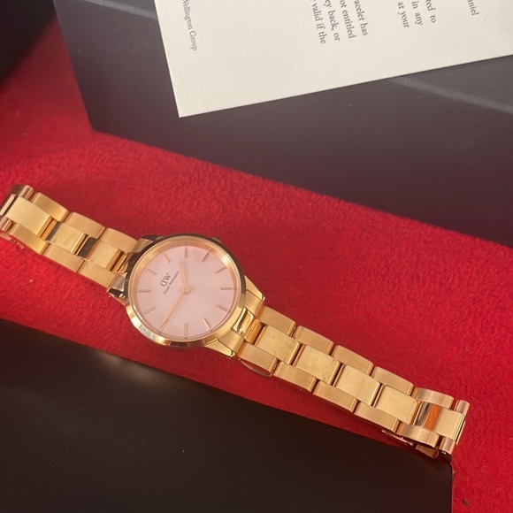 Authentic Daniel Wellington Rose Gold Watch💓 - Picture 7 of 16